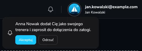 Powiadomienie z zaproszeniem trenera do załogi i przyciskami Akceptuj oraz Odrzuć
