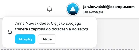 Powiadomienie z zaproszeniem trenera do załogi i przyciskami Akceptuj oraz Odrzuć