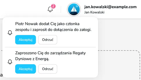 Lista powiadomień z zaproszeniem do załogi i przyciskami Akceptuj oraz Odrzuć